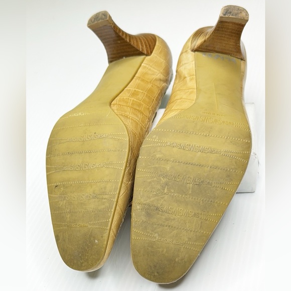 Vintage Stuart Weitzman Embossed Leather Pumps (8) - Picture 7 of 10